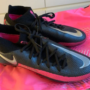 Nike fotbollsskor - Ett par Nike phantoms fotbollsskor som  är använda fåtal gånger då dem var försmå. Stl 40,5/ 25,5 cm och i väldigt bra skick, påsen kommer med skorna💕