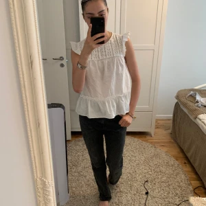 Vit sommar blus  - En otroligt fin blus från hm som är slutsåld🤍 jag bär oftast small men har denna i medium och sitter så fint på. Jag är 170 som referens 
