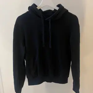 Säljer en svart hoodie från hm som inte kommer till användning längre. Använd men i ett fint skick. Tvättar innan jag postar, skriv för fler frågor eller bilder🖤