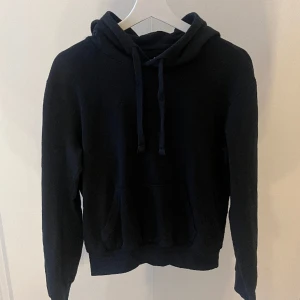 Svart hoodie🖤 - Säljer en svart hoodie från hm som inte kommer till användning längre. Använd men i ett fint skick. Tvättar innan jag postar, skriv för fler frågor eller bilder🖤