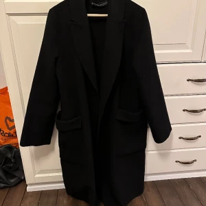 svart kappa från zara - jättefin lite tunnare kappa från zara, knappt använd 