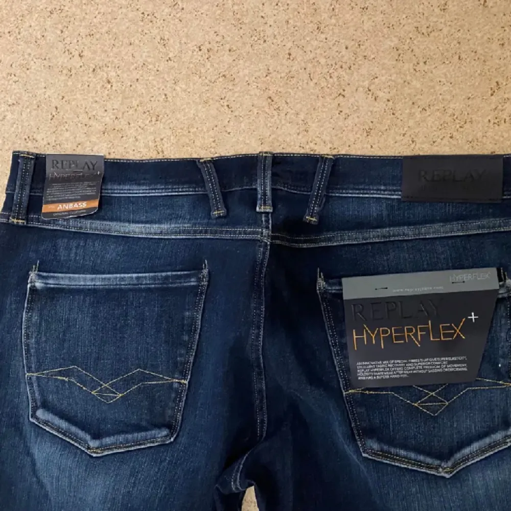 Säljer helt nya Replay jeans alla tags kvar. Han på bilden är 180 och väger 80kg. Hör av er om pris eller övriga frågor.. Jeans & Byxor.