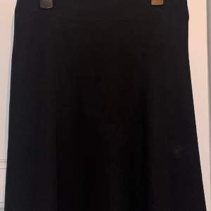 MADS NØRGAARD kjol Storlek: 38 Material: 100% polyester  Färg: svart Skick: sparsamt använd ett fåtal ggr. Fint fall och insydd underkjol.