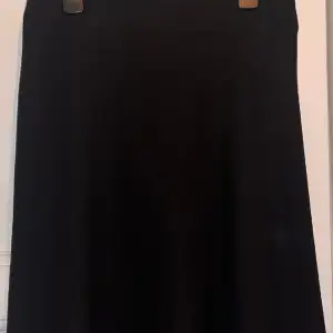 MADS NØRGAARD kjol Storlek: 38 Material: 100% polyester  Färg: svart Skick: sparsamt använd ett fåtal ggr. Fint fall och insydd underkjol.