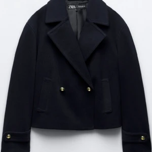 Zara kappa - Säljer en jätte fin zara kappa som jag köpte nyligen! Säljer den för att den är lite för liten för mig, inga defekter, köpte den för 500kr. Kom priv om du vill veta mer! Priset kan vi diskutera 💓