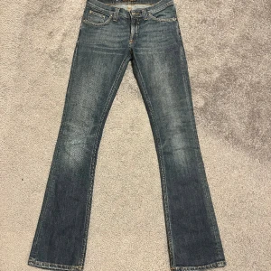 Bootcut jeans - Säljer mina low waist jeans. Sjukt fina men har inte kommit till användning tyvärr. Passar mig som är 175cm🥰  Innerbenslängden 81cm Midja 36,5cm Full längd 105cm
