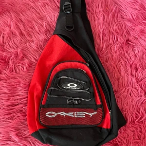 Oakly sling bag - Cross body/sling bag från Oakley! Bra skick, riktigt snygg och praktisk!
