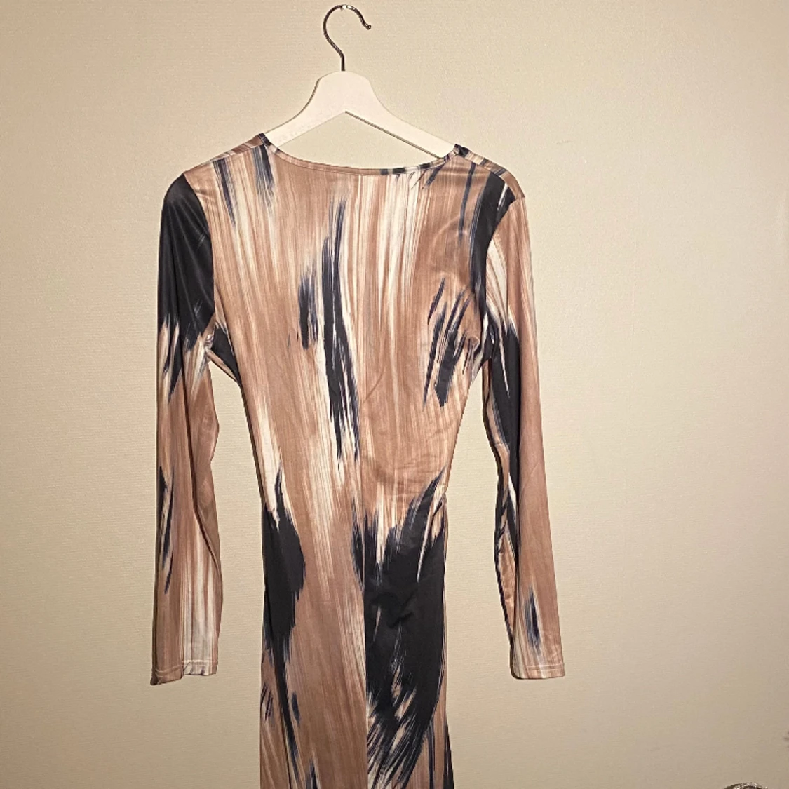 Mönstrad klänning med knytning i midjan  - 91