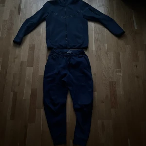 Nike Tech Fleece - Säljer den då jag inte passar i den längre. Byxorna är Storlek M och tröjan är S. Kan även köpas separat 
