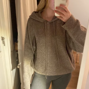 Stickad hoodie - Så fin stickad hoodie!! Jättefin brun färg! 