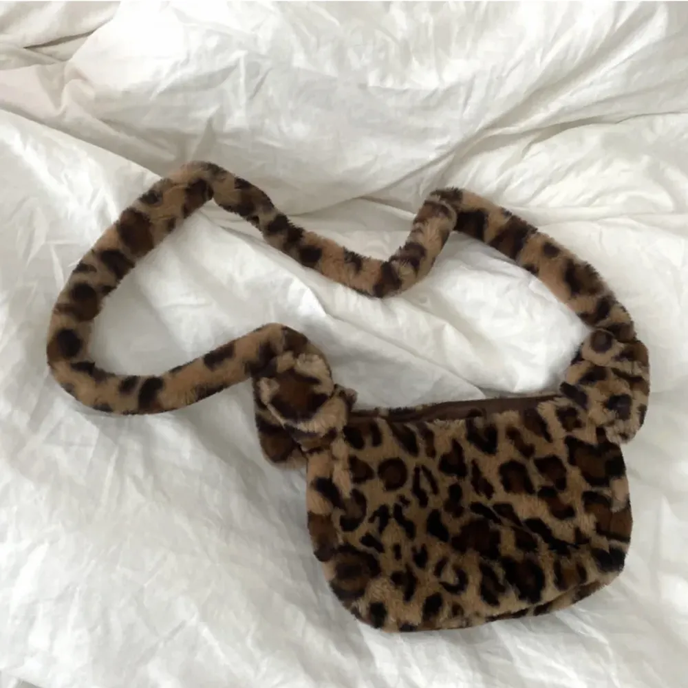 Super söt leopard väska som aldrig kommit till använding ❤️. Väskor.
