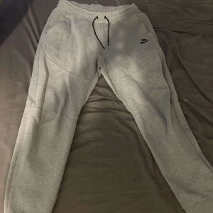 Nike Tech byxor - Nypris 1200 Storlek M passar även S Byten funkar också