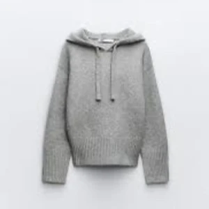 Zara stickad hoodie - Stickad hoodie från Zara strl M, sitter bra på mig som har S. 399kr använd 2 gånger  Riktigt snygg o trendig 💓