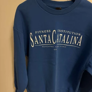 Blå sweatshirt  - Säljer sen blå sweatshirt från Gina Tricot då jag inte använder den längre, har använt någon enstaka gång och har i storlek M💙 ordinarie pris 279kr