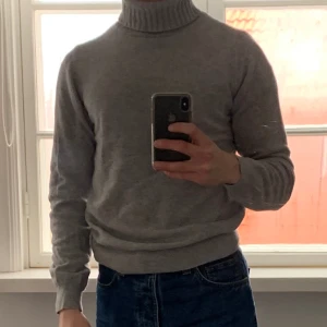 Cashmere Polo Oscar Jacobsen Light Grey size S - Säljer en oanvänd kasmirtröja från Oscar Jacobson.   Storlek: Small Skick: Oanvänd