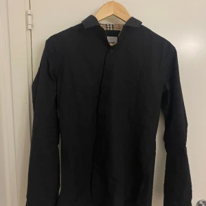  burberry skjorta - Hej, säljer en burberry skjorta som är o storlek M, den är använd 1 gång och är i ny skick. Pris kan diskuteras