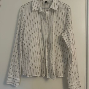 Skjorta - En randig skjorta från H&M i storlek S
