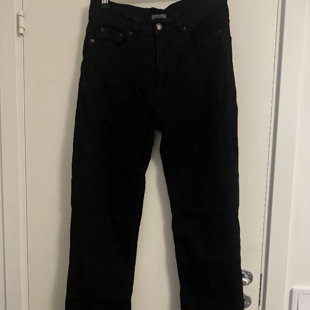 Svarta högmidjade raka jeans i storlek L:32 W:30. Jeans & Byxor.