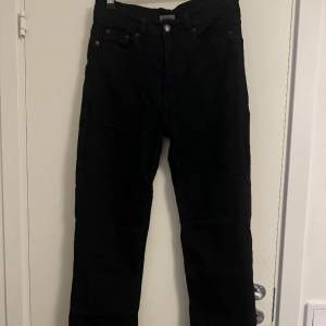 Svarta högmidjade raka jeans i storlek L:32 W:30