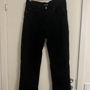 Straight jeans  - Svarta högmidjade raka jeans i storlek L:32 W:30