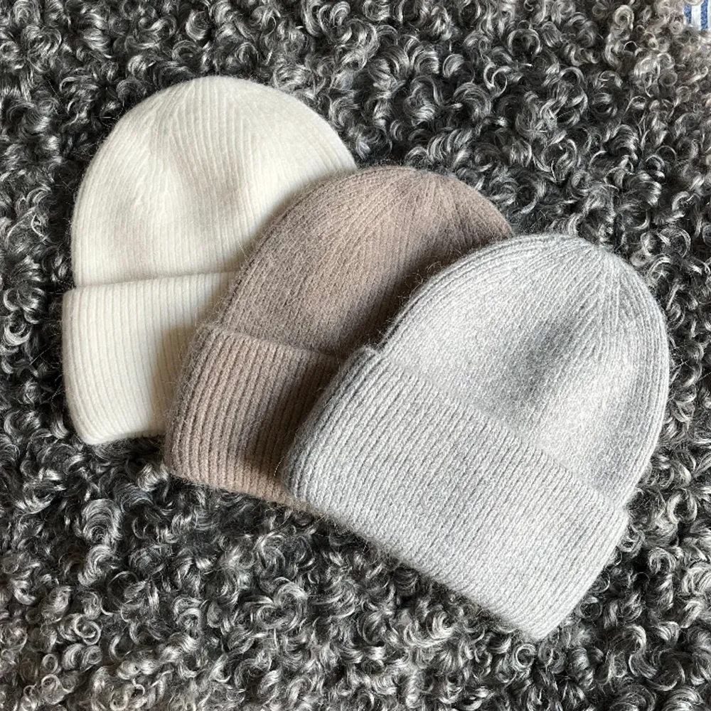 Perfekta mössan nu till hösten och vintern!! ☃️🧸 materialet påminner verkligen om ”mohair” och är så mjukt och skönt💘 säljs helt nya och oanvända☕️💘!!!OBS endast taupe finns kvar!!!. Accessoarer.