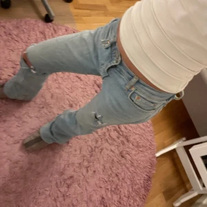 Lågmidjade jeans - Lågmidjade håliga jeans, skriv vid frågor💗
