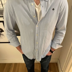 Morris skjorta  - En riktigt fräsh skjorta från Morris i storleken M. Cond är en 9,5/10 och sitter perfekt på modellen som är 172cm och väger 71kg.