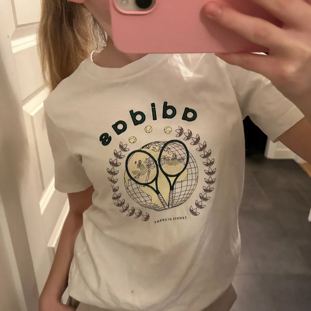 Supercool adidas t-shirt som jag köpte på Vinted💖har små fläckar där framme, men tror att de går att tvätta bort! Men är inte säker!. T-shirts.