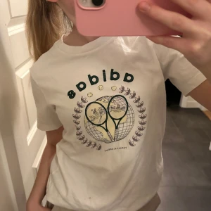 Adidas t-shirt - Supercool adidas t-shirt som jag köpte på Vinted💖har små fläckar där framme, men tror att de går att tvätta bort! Men är inte säker!