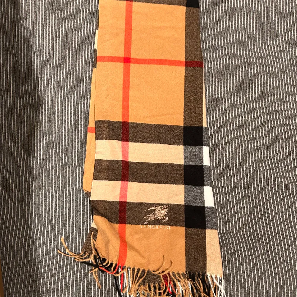Helt oanvänd Burberry scarf perfekt till vintern Storlek: unisex Nypris: 5000kr Vårt pris: 800kr  . Övrigt.