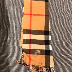 Helt oanvänd Burberry scarf perfekt till vintern Storlek: unisex Nypris: 5000kr Vårt pris: 800kr  