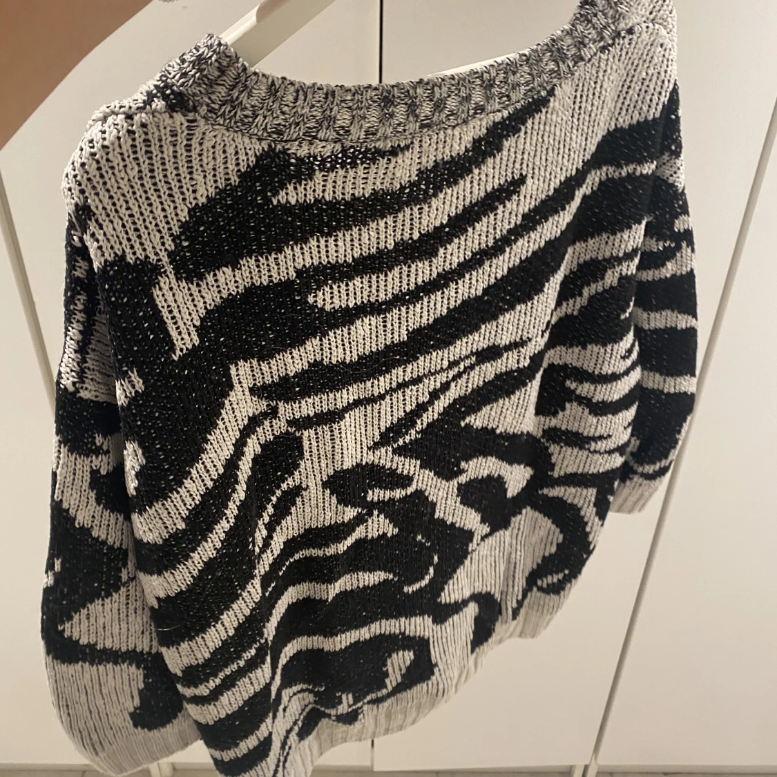 Zebramöstrad stickad tröja - 91