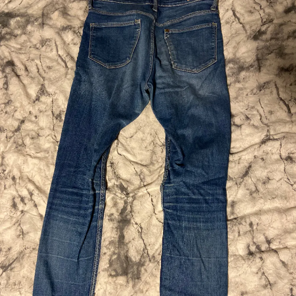 Fina blåa jeans i storlek 170. Bra skick. Jeans & Byxor.