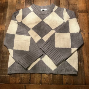 Stylein Alli sweater stickad - Fantastisk stickad tröja (Alli sweater) från Stylein säljes.   Knappt använd, strl: S.   Jag fraktar via Plick eller privat, går även bra att hämta i centrala Göteborg. 