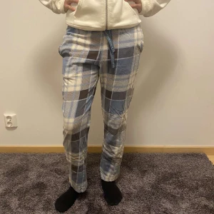 Pyjamas byxor - Jag säljer mina pyjamas byxor då de tyvärr inte används längre, de har inga defekter. Midjemått är 35cm med stretch Innerbenslängd är 62cm Skriv ifall du har flera frågor💗