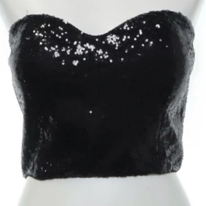 Paljett korsett  - Säljer en superfin paljett korsett ifrån BikBok som är perfekt inför nyår, endast testad!! Skriv privat för egna bilder🫶🏽
