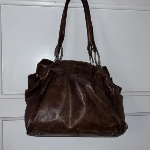 ÄKTA SKIN HANDVÄSKA - En väldigt fin och rymlig skin-handväska. Den har inga som helst fel och är i toppskick! Den har många olika fickor. Många fina detaljer och väldigt bra gjord. Hör av er vid frågor!