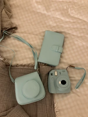 Instax mini komplett kit - Instax mini kamera med tillhörande väska och fotoalbum. Allt i fint skick