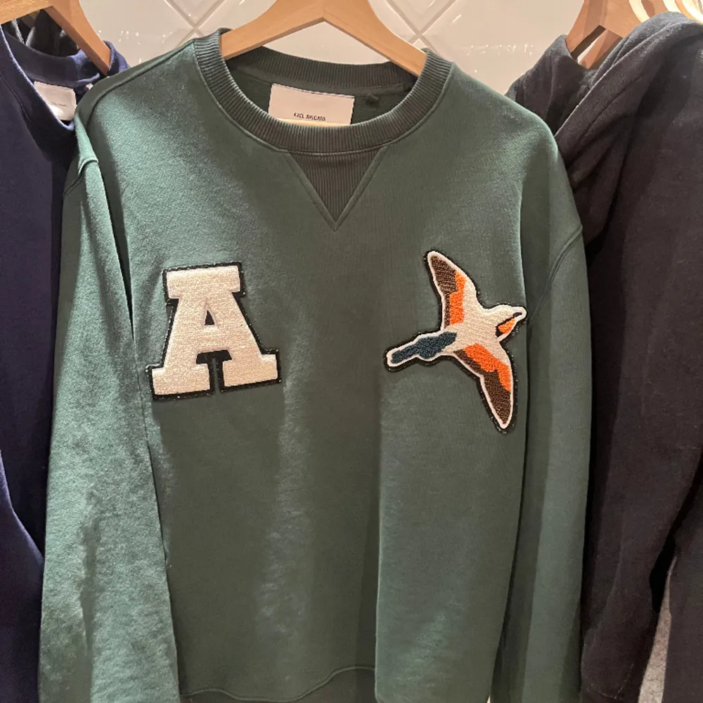 Säljer min gröna Axel arigato tröja 650kr♾️8/10♾️storlek M. Tröjor & Koftor.