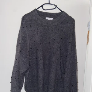 Stickad tröja - Stickad grå tröja med pärlor 🩶 Knappt använd 