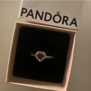 Jättefin ring från Pandora i silver med rött hjärta, jättefint skick och inte använd många gånger, kan skickas i box och med kvitto, nypris är 799 kr❤️💕💋