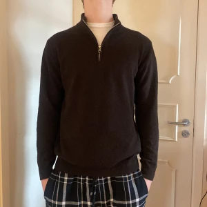 Oscar Jacobsson halfzip  - En jättefin och otroligt skön half zip från Oscar Jacobsson. Skick 9/10. Cashmere blandning.