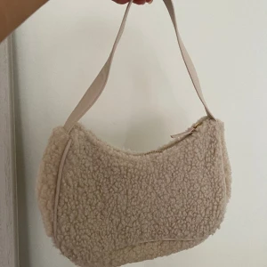 Fluffig väska - Fluffig liten väska. Aldrig använd. 50:- ex frakt