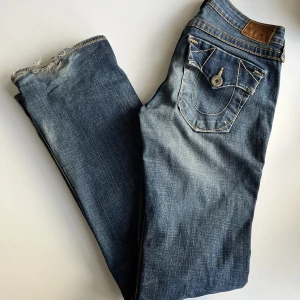 True religion - Lågmidjade true religion köpta för ett tag sen, har lite slitage längst ner annars bra skick. Innerbenslängd 87cm, midjemått 40 cm. Jag är 176 som referens ✨