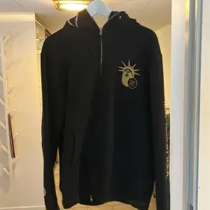 Säljer min bape hoodie som inte kommer till någon användning. Den är använd Max 10 gånger så den är i väldigt bra skick