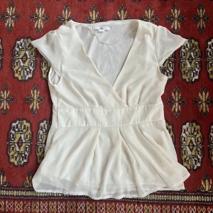 Vit blus - Fin vit blus i ett meshliknande material