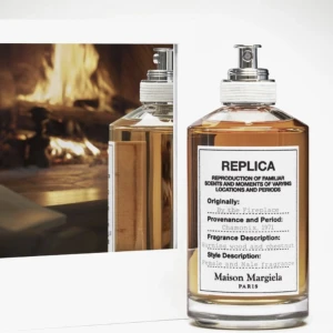 Maison Margiela - Replica By the fireplace - Parfym.se: varm, kryddig och söt doft med kryddnejlika, kastanj och vanilj.  Toppnoter: apelsinblomma, kryddnejlika, rosa peppar Mellan: enbär, guaiac-trä, kastanj Bas: cashmeran, peru balsam, vanilj  Hela flaskan kvar. Nypris: 680kr