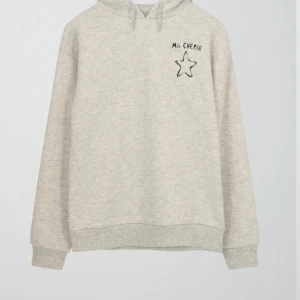 Grå Hoodie - Säljer denna jättefina Ma chérie Hoodie från Gina Tricot som inte används längre men har använts några gånger. Tryck EJ på köp nu.🩷