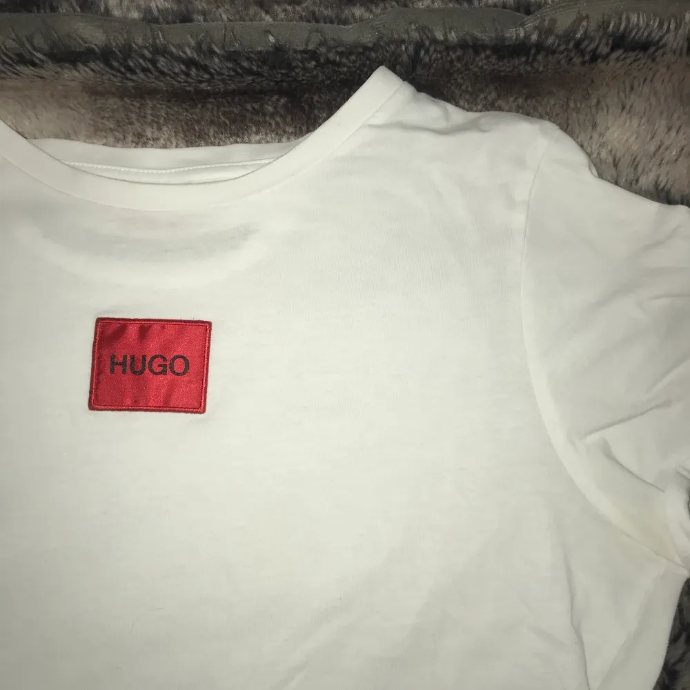 Cool hugo boss t-shirt i strlk S, litet hål på ena ärmen (se sista bild). T-shirts.