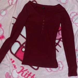 dark red long sleeve  - har en annan exakt likadan, råkade köpa 2 några månader sen. bara använt 1 gång. fraktar endast med postnord och instabox 